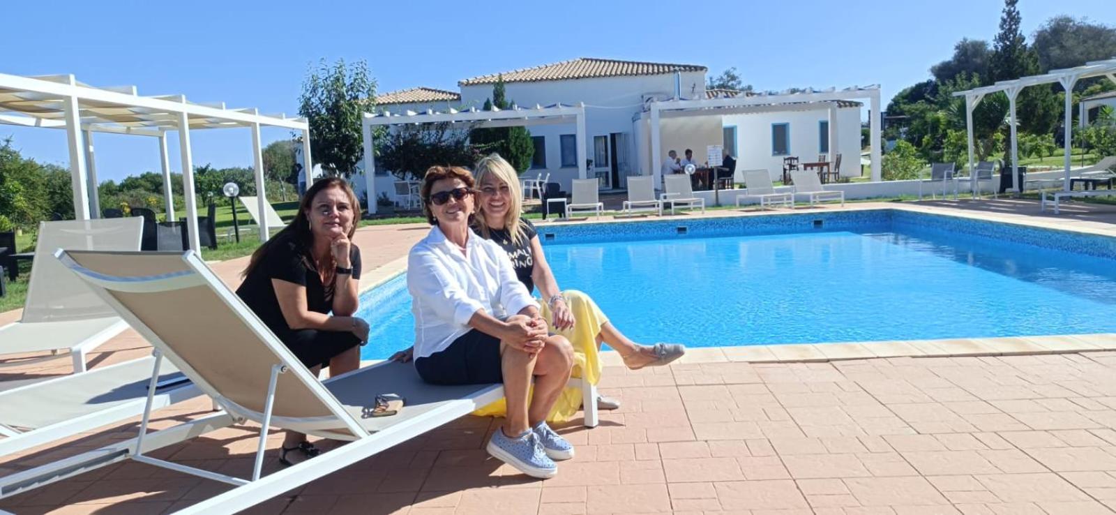 Hotel Baia Cea Bari Sardo Bagian luar foto