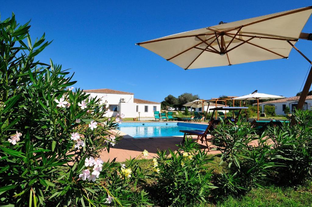 Hotel Baia Cea Bari Sardo Bagian luar foto