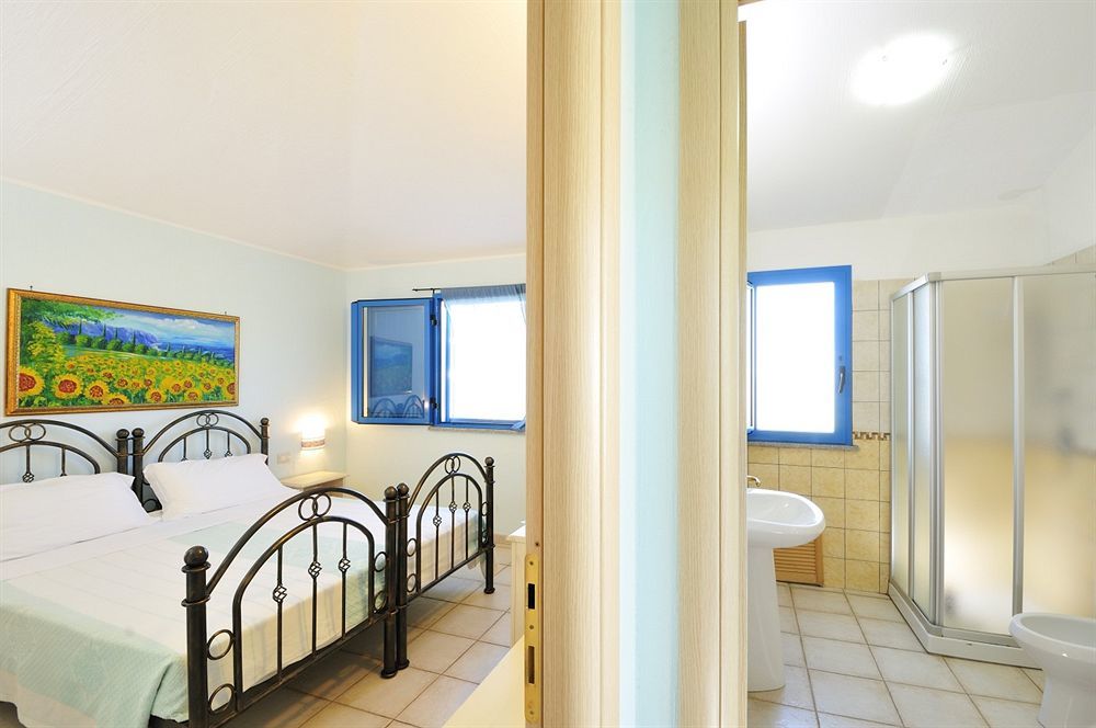 Hotel Baia Cea Bari Sardo Bagian luar foto